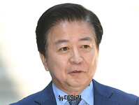 [포토] '뇌물수수 혐의' 첫 공판 출석하는 노웅래 민주당 의원