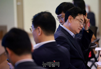 [포토] 장현국 위메이드 대표 브리핑 듣는 김성원 코인게이트 단장