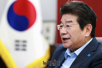 [포토] 인터뷰하는 강석호 한국자유총연맹 총재