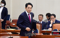 [포토] 선서문 전달위해 이동하는 박민식 장관 후보자