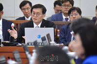 [포토] 답변하는 이창용 한국은행 총재