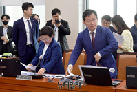 [포토] 환노위 퇴장하는 국민의힘 의원들