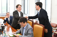 [포토] 법사위원들 만나는 김진태 강원도지사