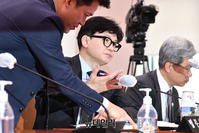 [포토] 보좌진과 대화 나누는 한동훈 법무부 장관