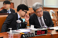 [포토] 대화 나누는 한동훈 법무부 장관과 김상환 법원행정처장