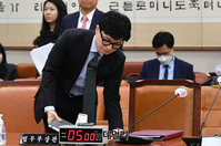 [포토] 법사위 떠나는 한동훈 법무부 장관