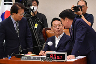 [포토] 여야 간사와 대화 나누는 김도읍 법사위원장