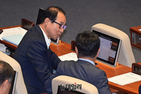 [포토] 의원들과 대화 나누는 이성만 의원