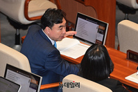 [포토] 대화 나누는 윤관석·윤미향