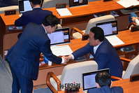 [포토] 민주당 의원들과 대화 나누는 윤관석 무소속 의원