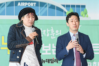 [포토] 누워서 보는 콘서트, 인사하는 윤형중 한국공항공사장