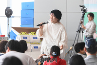 [포토] 김장훈, 김포공항서 '누워서 보는 콘서트' 