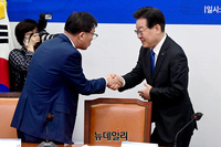 [포토] 참석자들과 인사 나누는 이재명 대표