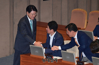 [포토] 축하 받는 장제원 국민의힘 의원