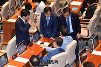 [포토] 분주한 윤관석 무소속 의원