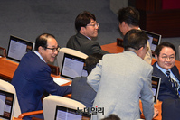 [포토] 의원들과 대화 나누는 이성만 무소속 의원