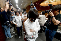 [포토] 굳은 얼굴로 본회의장 떠나는 간호사들