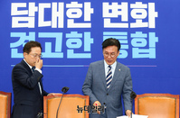 [포토] 회의 참석하는 김민석 민주당 정책위의장