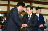 [포토] 악수 나누는 이재명·소병훈