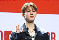 [포토] 컴백한 비아이, 어색한 포토타임