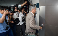 [포토] 사무실로 들어서는 최강욱 민주당 의원