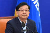 [포토] 민주당 찾은 호사카 유지 세종대 교수