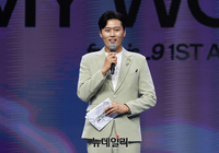 [포토] 프로미스나인 소개하는 김일중 아나운서