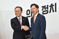 [포토] 악수 나누는 윤재옥·배진교