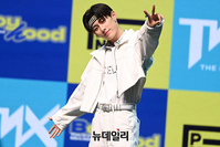 [포토] 과거에서 온듯한 더뉴식스 우경준