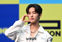 [포토] 은빛미남 더뉴식스 은휘