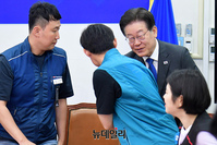 [포토] 악수하는 이재명 더불어민주당 대표