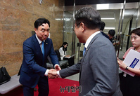 [포토] 민주당 의총장 앞 서성이는 윤관석 무소속 의원