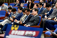 [포토] 의원총회 참석한 이재명 더불어민주당 대표