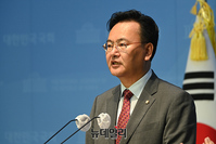 [포토] '이재명-싱하이밍 회동 논란' 논평하는 유상범 수석대변인