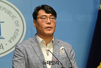 [포토] 논평하는 김희서 정의당 대변인