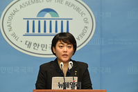 [포토] 논평하는 위선희 정의당 대변인