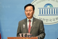 [포토] 돈봉투 '윤관석-이성만' 체포동의안 부결..논평하는 유상범 수석대변인