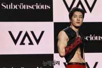 [포토] VAV 제이콥 "복근 완성했어요"