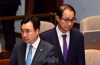 [포토] 자리로 향하는 윤관석·이성만 무소속 의원