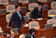 [포토] 윤관석 의원 바라보는 한동훈 법무부 장관