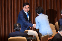 [포토] 체포동의안 부결 축하받는 윤관석 의원