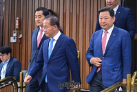 [포토] 입장하는 윤재옥 국민의힘 원내대표