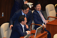 [포토] 민주당 의원들과 인사 나누는 윤관석 의원