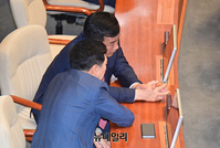 [포토] 대화 나누는 김기현 대표와 박성민 의원