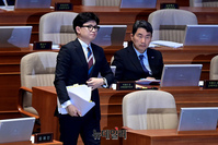 [포토] 단상으로 향하는 한동훈 법무부 장관