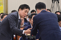 [포토] 대화 나누는 김주현 금융위원장과 김종민 의원
