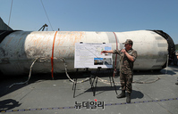 [포토] 인양된 '北 주장 우주발사체'