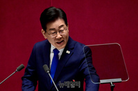 [포토] 여당 의원석 바라보는 이재명 민주당 대표