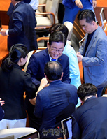 [포토] 의원들과 인사 나누는 이재명 민주당 대표