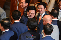 [포토] 의원들과 인사 나누는 김기현 국민의힘 대표